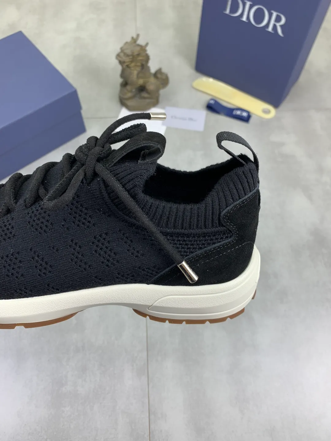 Men's men's shoes P400 new Dior Tech sneakers 2026 early spring series new products, with fashionable details, highlighting retro aesthetics. The fly-knit upper is spliced ​​with the sides of apricot transparent mesh fabric, and the leading edge of the upper window is laminated with high-frequency flat ironing and counter-pressure. The original craftsmanship is beautiful, comfortable and does not fall off. The interior is made of tonal sheep lining, which is soft and comfortable. The heel and tongue are embellished with the Paris logo. The textured TPU soles with the same tonal logo add to the high-end style.  Code number: 38-45 (46 customized)